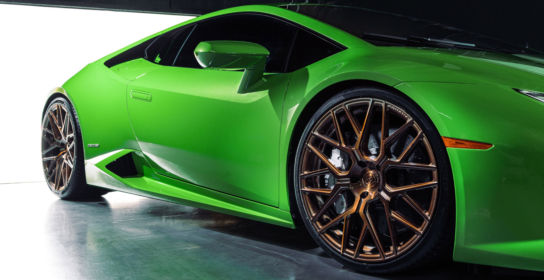 Green Lamborghini Huracan x Rohana RFX10 Wheels (Finished in Brushed Bronze)