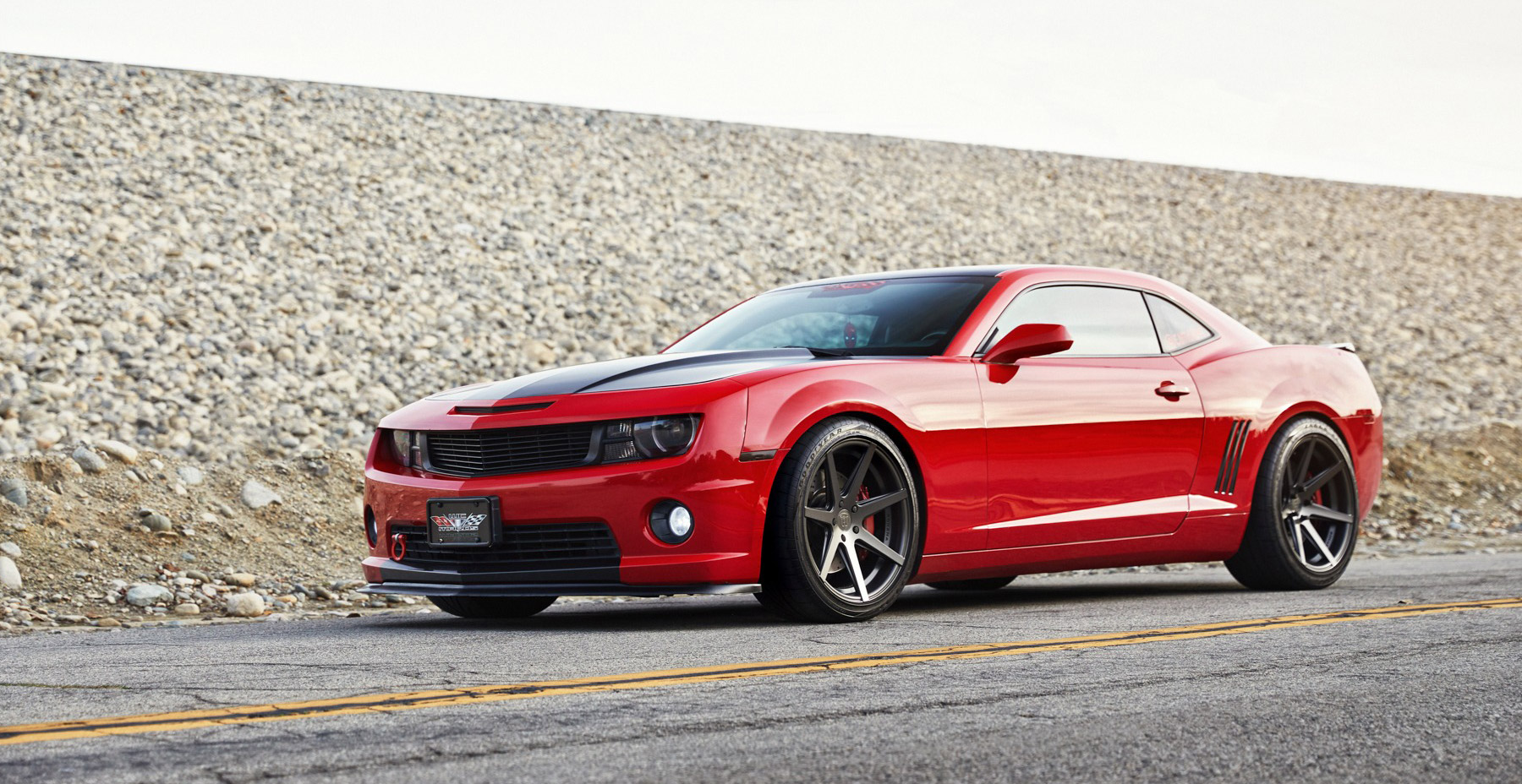 Red Chevrolet Camaro SS x Rohana RC7 Wheels (Finished in Matte Graphite)