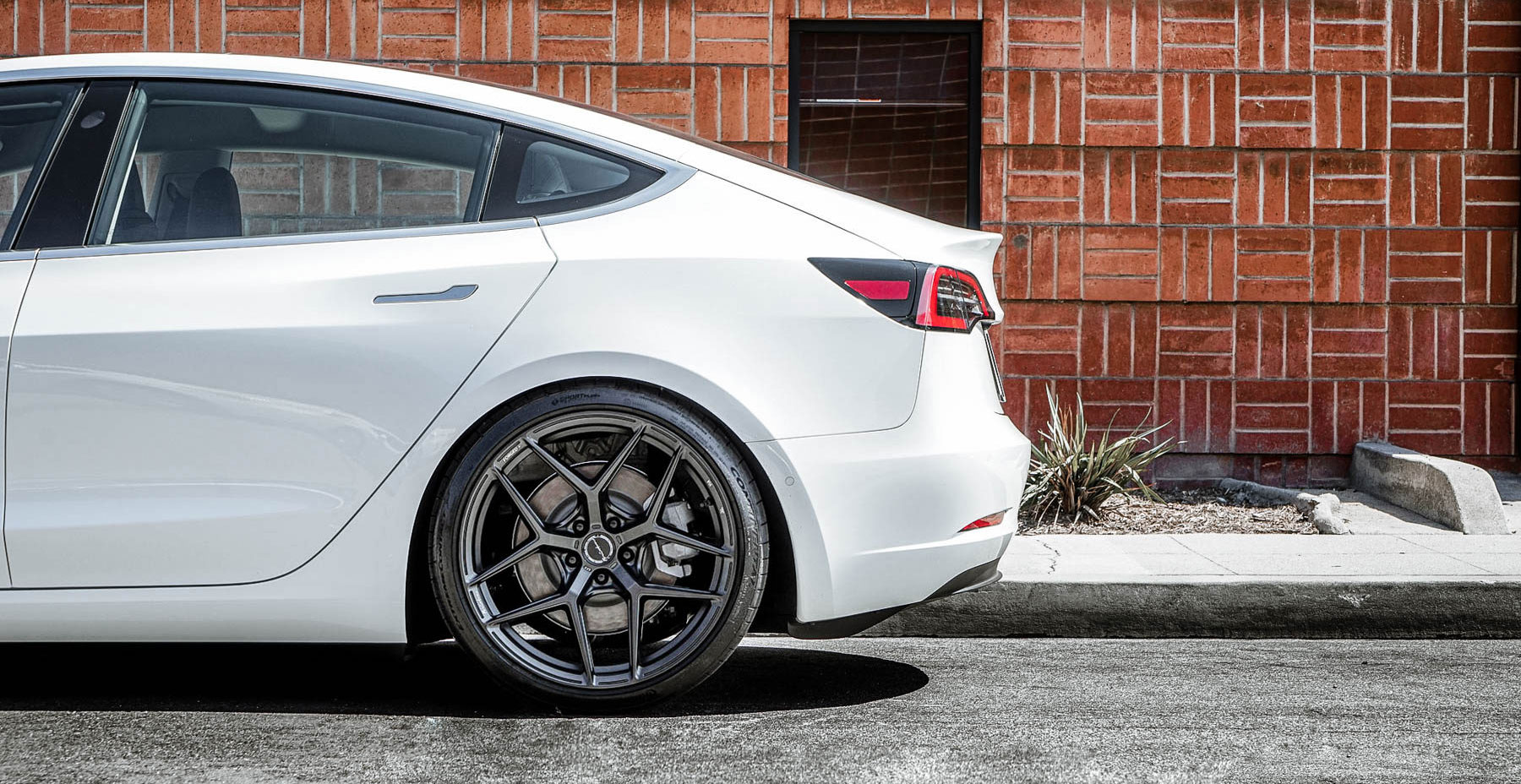 Red Tesla Model 3 x Brixton Forged RF7 (Finished in Satin Black) vzn100184
