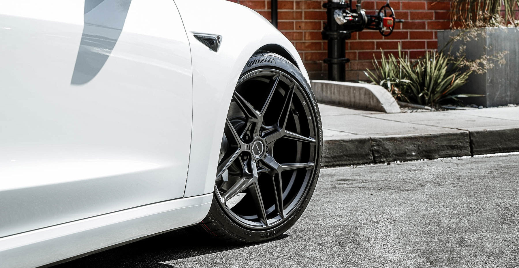 Red Tesla Model 3 x Brixton Forged RF7 (Finished in Satin Black) vzn100184